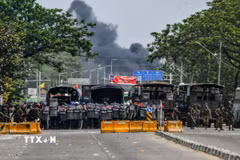 Cảnh sát Myanmar siết chặt an ninh tại quận Hlaingthaya, thành phố Yangon. (Ảnh: AFP/TTXVN)