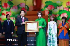 Chủ tịch nước Lương Cường trao danh hiệu Anh hùng lao động cho Tập đoàn ThaiBinh Seed. (Ảnh PV/TTXVN)