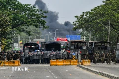 Cảnh sát Myanmar siết chặt an ninh tại quận Hlaingthaya, thành phố Yangon. (Ảnh: AFP/TTXVN)