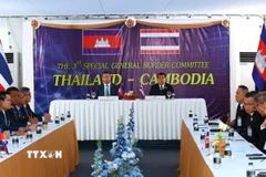 Đại tướng, Bộ trưởng Quốc phòng Thái Lan Natthaphon Narkphanit (phải) và Đại tướng Tea Seiha, Phó Thủ tướng kiêm Bộ trưởng Quốc phòng Campuchia, ký thỏa thuận ngừng bắn tại trạm kiểm soát biên giới ở tỉnh Chanthaburi (Thái Lan). (Ảnh: THX/TTXVN)