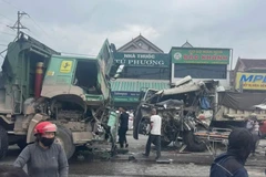 Cú va chạm mạnh khiến xe tải và xe ben hư hỏng nặng, phần đầu của 2 này xe biến dạng hoàn toàn. 