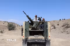 Các lực lượng an ninh Afghanistan tham gia chiến dịch quân sự chống lại Pakistan tại tỉnh Khost. (Ảnh: THX/TTXVN)