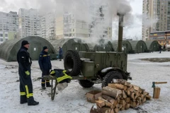 Các nhân viên cứu hộ Ukraine dựng lều tại một điểm sưởi ấm ở Kiev để cung cấp cứu trợ khẩn cấp trong điều kiện thời tiết giá lạnh. (Nguồn: EPA)