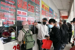 Khách mua vé tại Bến xe miền Tây. (Ảnh: Tiến Lực/TTXVN)