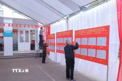 Phường Việt Hưng, thành phố Hà Nội, khẩn trương hoàn tất công tác chuẩn bị tại các khu vực bỏ phiếu, bảo đảm an ninh, an toàn. (Ảnh: Phan Phương/TTXVN)