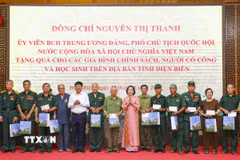 Phó Chủ tịch Quốc hội Nguyễn Thị Thanh trao quà cho thương binh, bệnh binh, người có công với cách mạng, thân nhân gia đình liệt sỹ. (Ảnh: Xuân Tư/TTXVN)