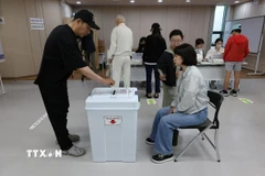 Cử tri bỏ phiếu sớm bầu Tổng thống tại điểm bầu cử ở Seoul, Hàn Quốc. (Ảnh: Yonhap/TTXVN)