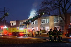 Lực lượng chức năng làm việc tại hiện trường. (Nguồn: Reuters)