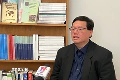 Phó Giáo sư, Tiến sỹ Hồ Quốc Tuấn, Đại học Bristol (Anh) trả lời phỏng vấn của phóng viên TTXVN tại Anh. (Ảnh: Hữu Tiến/TTXVN)