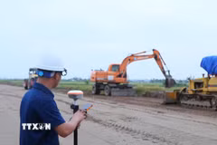 Sử dụng thiết bị định vị vệ tinh để đo đạc thực địa ngoài địa hình. (Ảnh: Công Luật/TTXVN)
