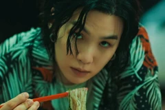 Suga trong MV "Haegeum."