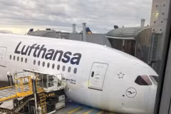 Máy bay Boeing 787 của Lufthansa gặp sự cố sập càng đáp trước.