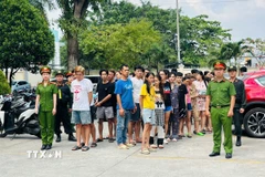 Các đối tượng được đưa về trụ sở Công an phục vụ công tác điều tra làm rõ. (Ảnh: TTXVN phát)