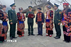 Cán bộ Bộ đội biên phòng tuyên truyền pháp luật cho người dân. (Ảnh: Đức Thọ/TTXVN)