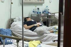 Bệnh nhân nghi ngộ độc thực phẩm sau khi dự bữa tiệc tất niên đang điều trị tại Bệnh viện Đa khoa Bà Rịa. (Ảnh: Hoàng Nhị/TTXVN)