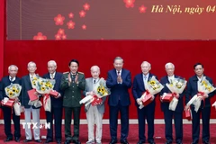 Tổng Bí thư Tô Lâm và Đại tướng Lương Tam Quang, Bộ trưởng Bộ Công an, tặng hoa và quà chúc thọ các cán bộ công an cao cấp qua các thời kỳ . (Ảnh: Thống Nhất/TTXVN)