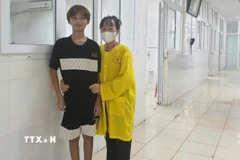 Bệnh nhân được ra viện sau hơn 40 ngày, tiếp tục phác đồ điều trị ngoại trú và tái khám theo lịch hẹn. (Ảnh: TTXVN phát)