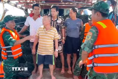 Bộ đội biên phòng Cà Mau kịp thời cứu nạn 4 thuyền viên bị lật sà lan khu vực cửa biển Gành Hào. (Ảnh: TTXVN phát)