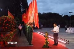 Lãnh đạo Thành phố Hồ Chí Minh phát biểu trước anh linh các Anh hùng liệt sỹ tại Nghĩa trang Hàng Dương. (Ảnh: Huỳnh Sơn/TTXVN)