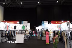 Khu trưng bày sản phẩm của 10 doanh nghiệp dệt may Việt Nam tham dự Source Fashion 2026. (Ảnh: Hữu Tiến/TTXVN)