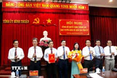 Trao Quyết định thành lập Ban Tuyên giáo và Dân vận Tỉnh ủy Bình Thuận. (Ảnh: Nguyễn Thanh/TTXVN)