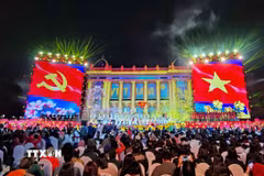 Chương trình có nội dung ấn tượng khi kết hợp ca, múa, nhạc, lời bình nghệ thuật, phóng sự tài liệu; sử dụng công nghệ 3D Mapping, đồ họa màn hình... (Ảnh: Thanh Tùng/TTXVN)