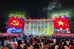Chương trình có nội dung ấn tượng khi kết hợp ca, múa, nhạc, lời bình nghệ thuật, phóng sự tài liệu; sử dụng công nghệ 3D Mapping, đồ họa màn hình... (Ảnh: Thanh Tùng/TTXVN)