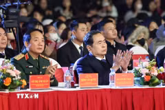 Chương trình nghệ thuật đặc biệt được xây dựng theo hành trình lịch sử của đất nước với 3 chương theo chủ đề “Ánh sáng dẫn đường;” “Ánh sáng đổi mới;” “Kỷ nguyên ánh sáng.” (Ảnh: Thanh Tùng/TTXVN)