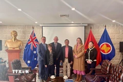 Đại sứ Việt Nam tại Australia Phạm Hùng Tâm (thứ ba từ phải sang) tiếp Thị trưởng Thành phố Cockburn Logan K. Howlett. (Ảnh: TTXVN phát)