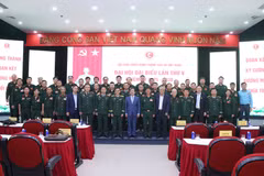 Phó Tổng giám đốc TTXVN Nguyễn Tuấn Hùng, Thiếu tướng Hồ Bá Vinh, Ủy viên Ban Thường vụ, Phó trưởng ban Công tác CCB Hội Cựu chiến binh Việt Nam, các nguyên lãnh đạo TTXVN và các đại biểu tại Đại hội Hội Cựu chiến binh TTXVN lần thứ V, nhiệm kỳ 2025-2030. (Ảnh: TTXVN)