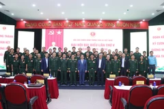 Phó Tổng giám đốc TTXVN Nguyễn Tuấn Hùng, Thiếu tướng Hồ Bá Vinh, Ủy viên Ban Thường vụ, Phó trưởng ban Công tác CCB Hội Cựu chiến binh Việt Nam, các nguyên lãnh đạo TTXVN và các đại biểu tại Đại hội Hội Cựu chiến binh TTXVN lần thứ V, nhiệm kỳ 2025-2030. (Ảnh: TTXVN)