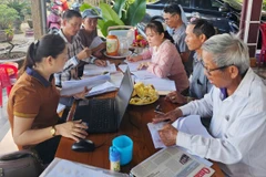 Tổ công tác thôn Phú Nam (xã Tam Xuân 2) tổ chức lấy ý kiến cử tri về phương án sắp xếp đơn vị hành chính cấp xã và hợp nhất tỉnh. (Nguồn: Báo Quảng Nam)