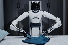 Một người đàn ông điều khiển robot Agibot. (Nguồn: AFP)