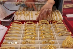 Vàng trang sức bày bán tại một cửa hàng kinh doanh vàng. (Ảnh: Trần Việt/TTXVN)
