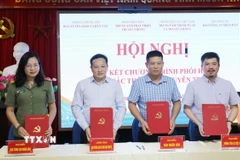 Lãnh đạo Ban Tuyên giáo và Dân vận Tỉnh ủy Hưng Yên và đại diện các đơn vị ký kết chương trình phối hợp. (Ảnh: Thế Duyệt/TTXVN)