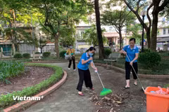 Tổ chức các đợt ra quân tổng vệ sinh, thu gom rác thải chào mừng Lễ kỷ niệm 80 năm Quốc khánh 2/9. (Ảnh: Vietnam+)