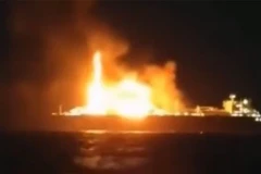 Hình ảnh từ video được cho là ghi lại cảnh tàu Arctic Metagaz bốc cháy ở phía Nam Malta.