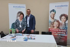 Gian hàng giới thiệu về các chương trình giáo dục của tổ chức Academia Group tại sự kiện VietnamDay 2025. (Ảnh: Anh Hiển/TTXVN)