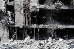 Tòa nhà bị phá hủy sau cuộc không kích của Israel tại Tehran, Iran. (Ảnh: THX/TTXVN)