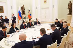 Thủ tướng Phạm Minh Chính hội kiến Tổng thống Nga Vladimir Putin. (Ảnh: Dương Giang/TTXVN)