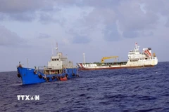 Lực lượng chức năng Bộ Tư lệnh Vùng Cảnh sát biển 3 tiếp cận từu chởdầu không có đầy đủ hóa đơn, chứng từ hợp pháp. (Ảnh: TTXVN phát)