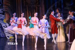 Các nghệ sỹ biểu diễn vở ballet “The Nutcracker” (Kẹp hạt dẻ) tại chương trình. (Ảnh: Phạm Kiên/TTXVN)
