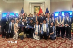 Lãnh đạo Đại sứ quán Việt Nam tại Mỹ với các sinh viên tốt nghiệp thạc sỹ chuyên ngành nghiên cứu Đông Nam Á. (Ảnh: Ngọc Quang/TTXVN)