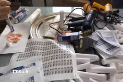 Tang vật một vụ sản xuất, buôn bán thực phẩm bảo vệ sức khỏe giả. (Ảnh: TTXVN phát)