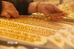 Trang sức vàng được bày bán tại tiệm kim hoàn ở tỉnh Chiết Giang, Trung Quốc. (Ảnh: THX/TTXVN)