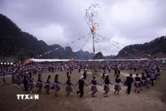 Phần hội diễn ra sôi nổi, rộn ràng với hình ảnh các chàng trai, cô gái, người già, trẻ nhỏ người Mông nắm tay nhau múa vòng quanh cây nêu trong tiếng khèn Mông. (Ảnh: Trọng Đạt/TTXVN)
