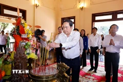 Chủ tịch Quốc hội Trần Thanh Mẫn dâng hoa, dâng hương tưởng nhớ đồng chí Võ Văn Kiệt. (Ảnh: Doãn Tấn/TTXVN)