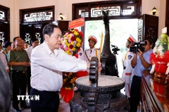 Chủ tịch Quốc hội Trần Thanh Mẫn dâng hương tưởng nhớ đồng chí Phạm Hùng. (Ảnh: Doãn Tấn/TTXVN)