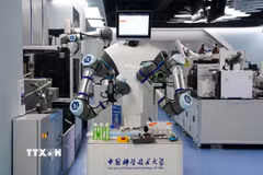 Robot làm việc tại phòng thí nghiệm hóa học của Đại học Khoa học và Công nghệ Trung Quốc ở tỉnh An Huy. (Ảnh: THX/TTXVN)