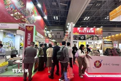 Khu vực gian hàng của các doanh nghiệp Việt Nam tấp nập khách tham quan. (Ảnh: Xuân Giao/TTXVN)